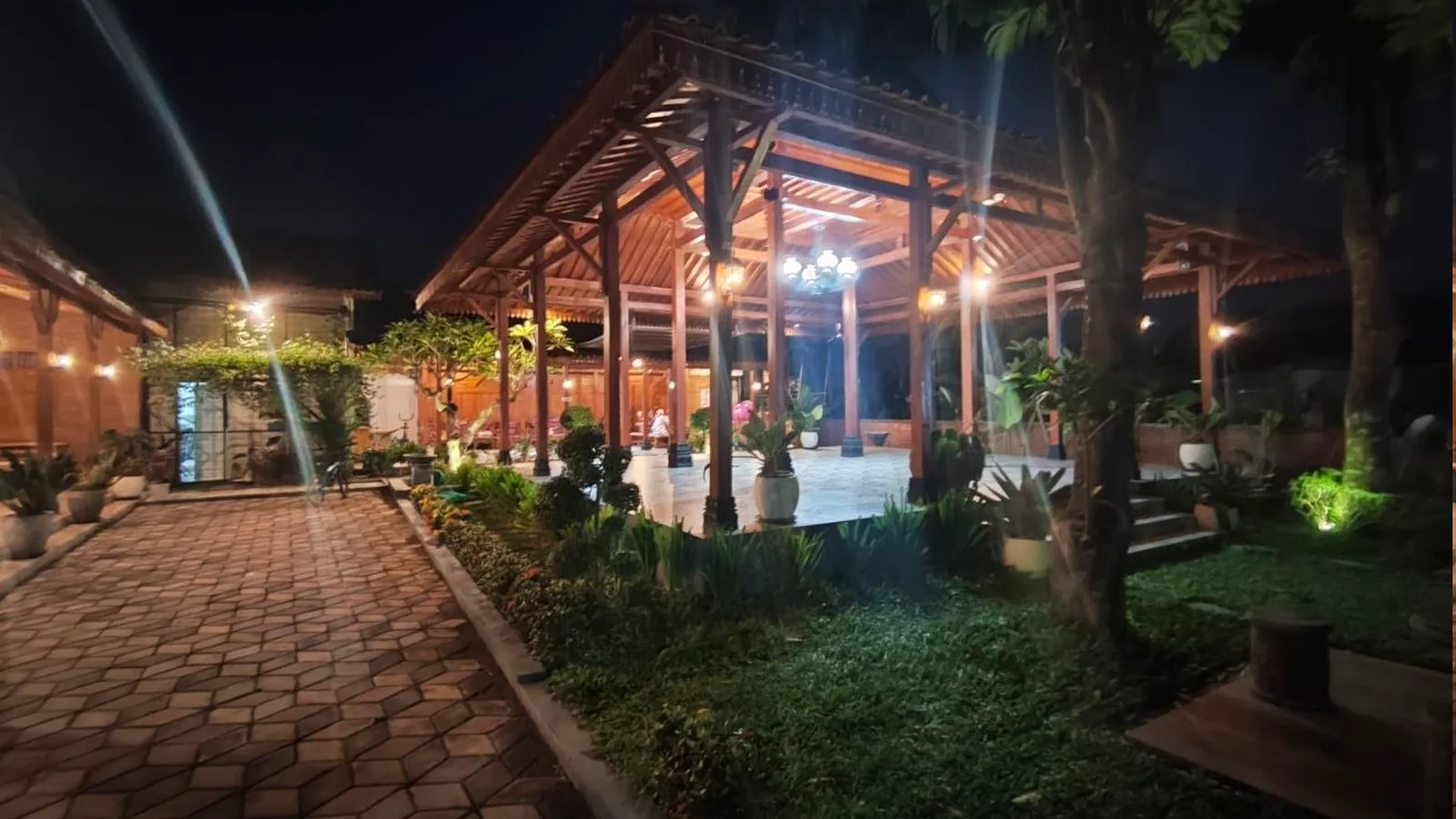 Dari Teduhnya Taman hingga Hangatnya Pendopo, Setiap Sudut Siap Membuat Anda Jatuh Hati