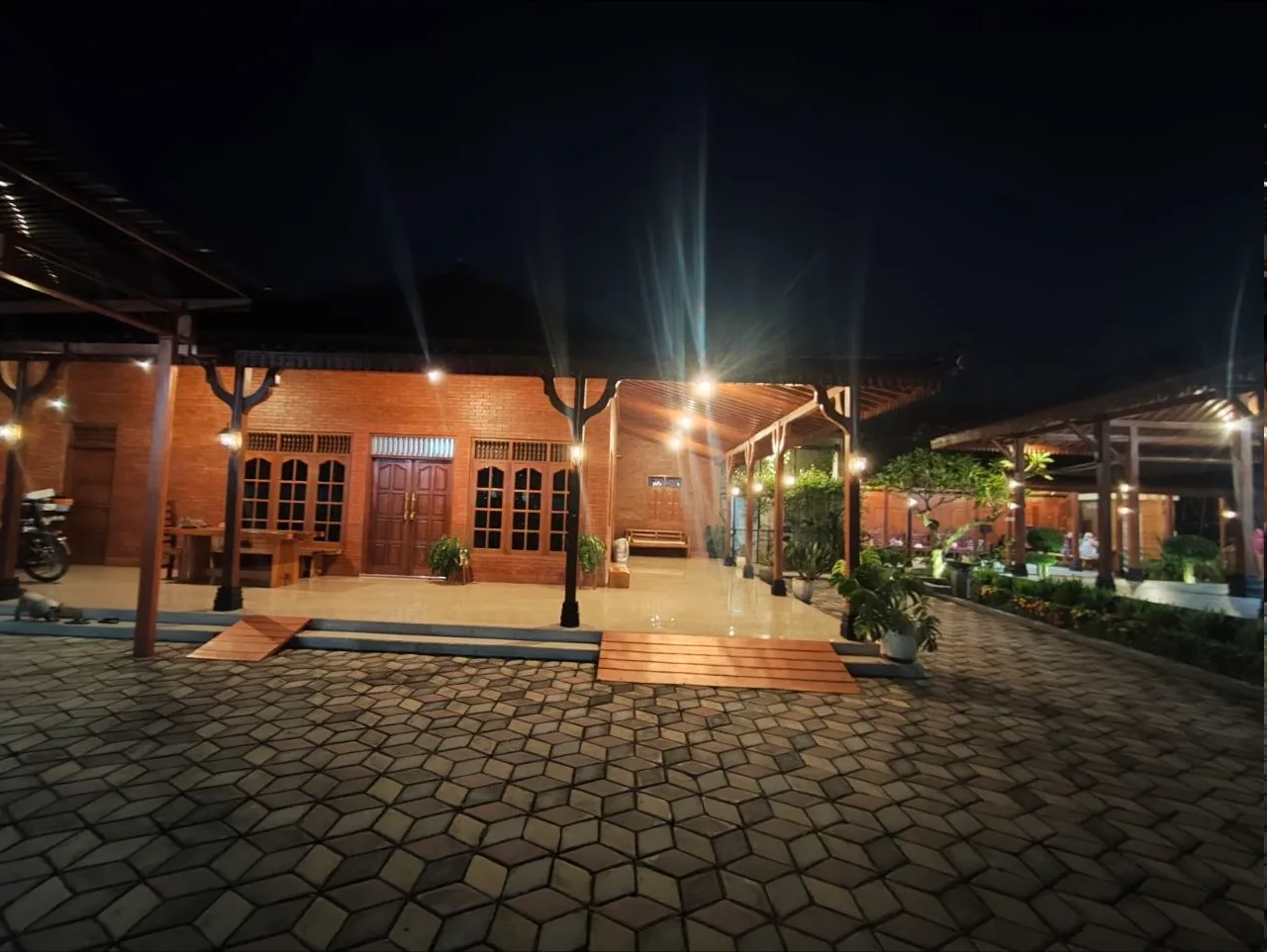 Lamaran Intimate di Rumah Joglo Alfarobi