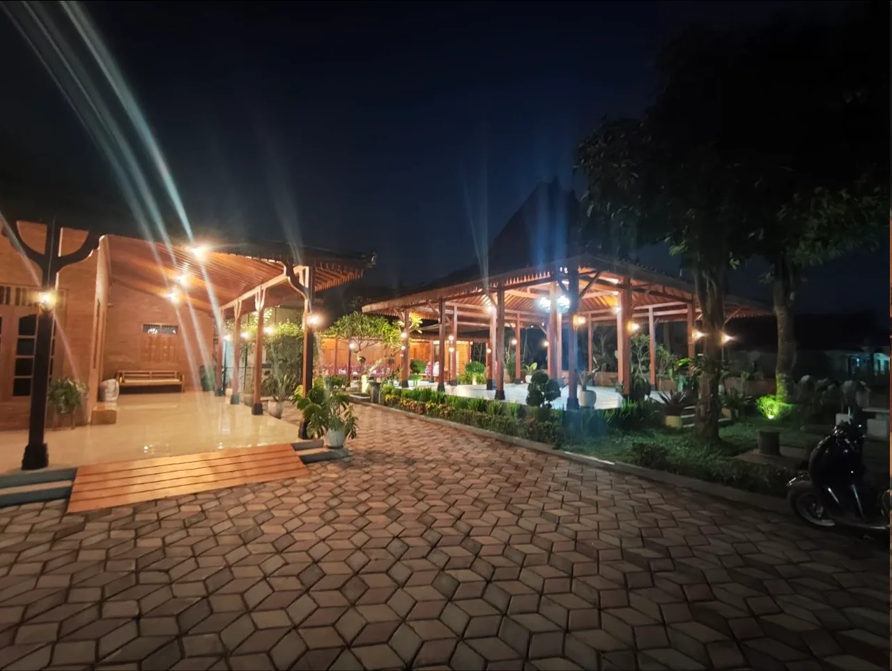 Video Prewedding di Rumah Joglo Alfarobi