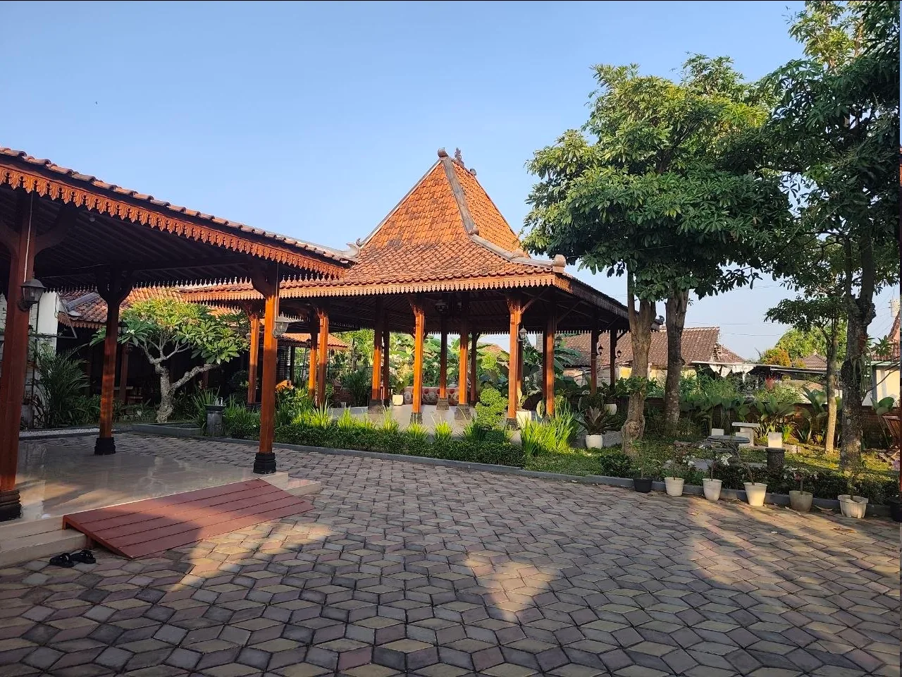 Pendopo dan halaman Rumah Joglo Alfarobi pada siang hari