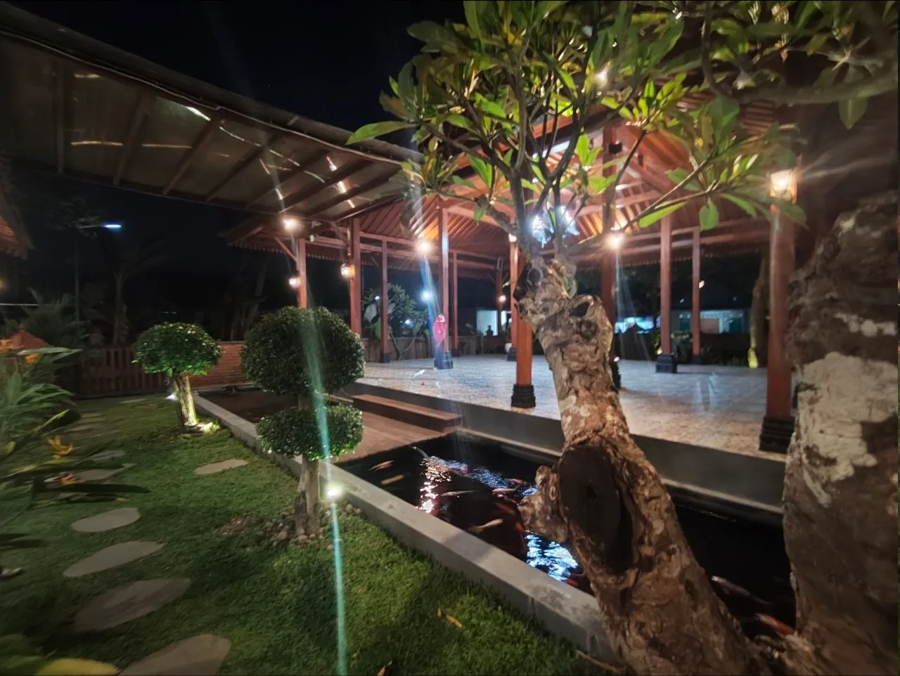 Taman dan kolam ikan Rumah Joglo Alfarobi