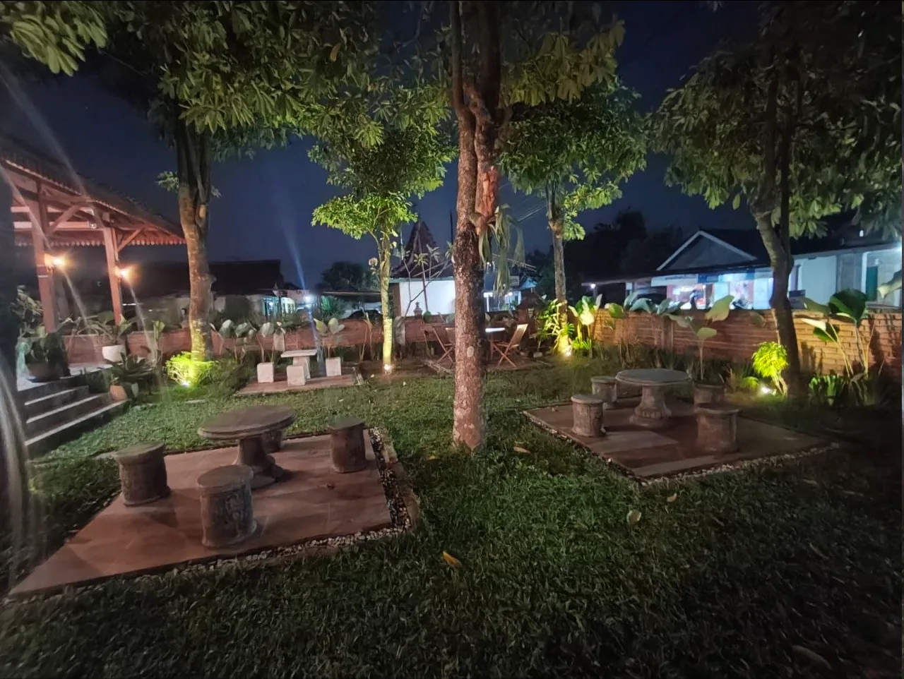 Taman Hijau & Kursi Batu Rumah Joglo Alfarobi