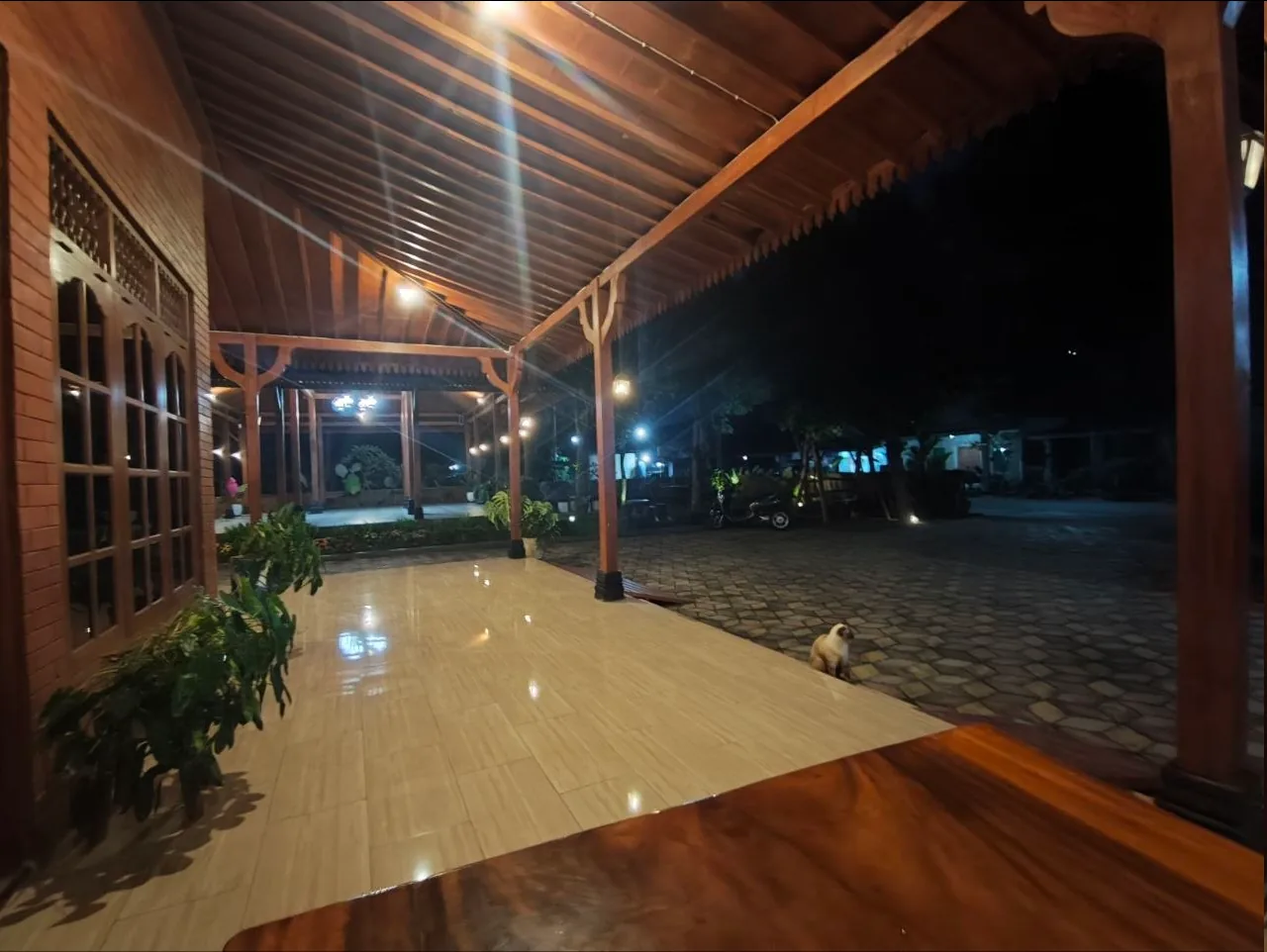 Teras Kayu Rumah Joglo Alfarobi