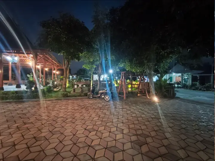 Area halaman luas dan parkir yang dapat menunjang kegiatan foto dan acara.