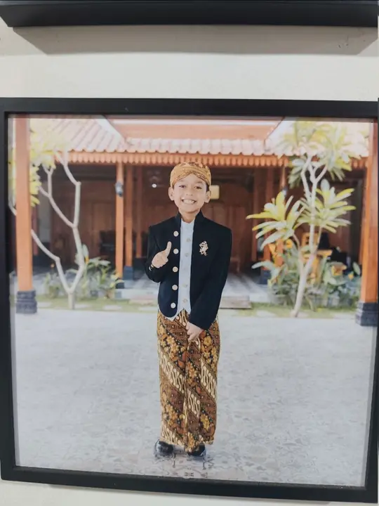 Contoh potret anak menggunakan busana adat Jawa.