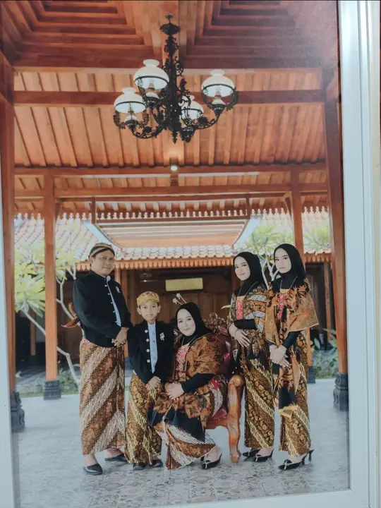 Contoh hasil foto keluarga dengan busana adat Jawa di area Joglo.