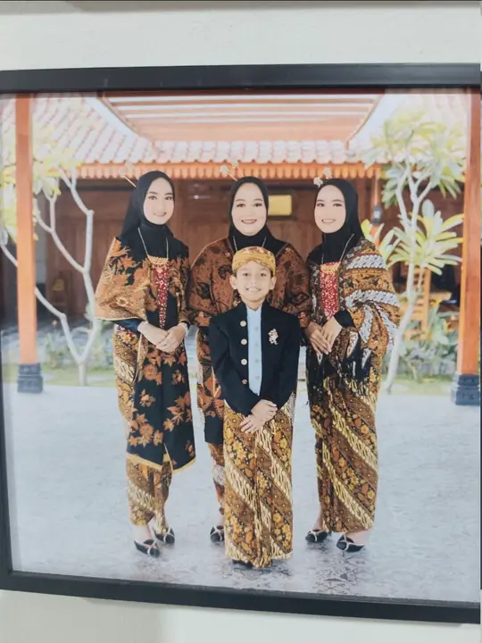 Contoh hasil foto keluarga dengan latar halaman dan bangunan Joglo.
