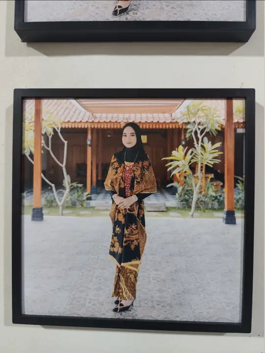 Inspirasi foto kebaya dengan latar Rumah Joglo Alfarobi.