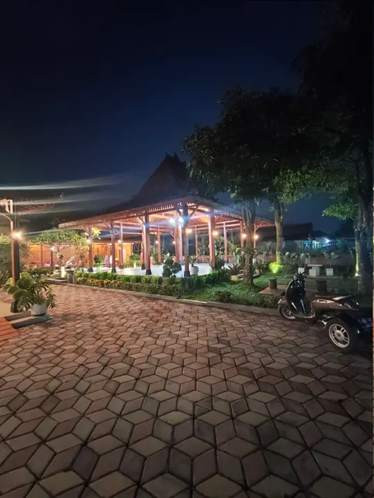 Pendopo utama yang tampil dramatis saat malam.