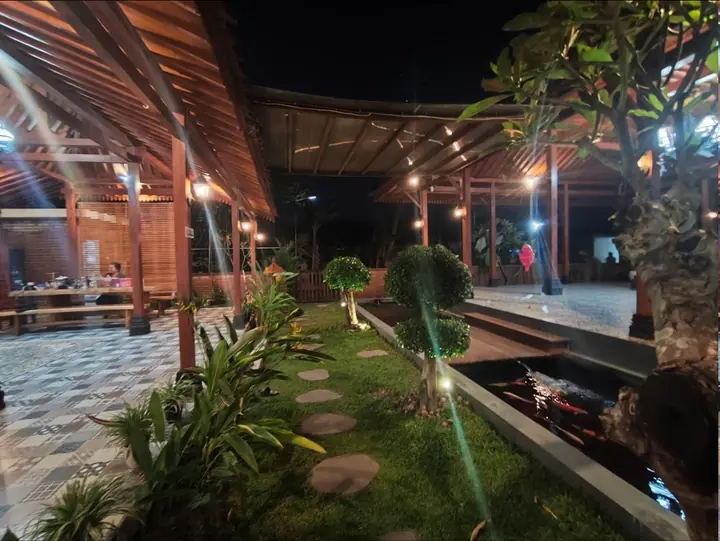 Jalur taman, tanaman hijau, serta kolam ikan sebagai variasi spot.